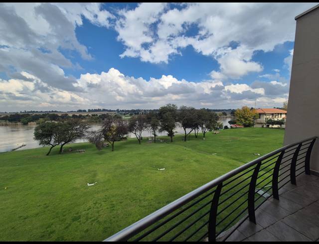 2 BEDROOM APARTMENT FOR SALE IN VANDERBIJLPARK SW 5